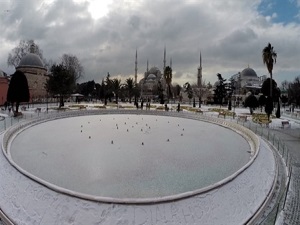 İstanbul'da havuzlar dondu