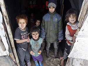 Isınmak için çocuklarının elbiselerini yaktılar