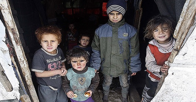 Isınmak için çocuklarının elbiselerini yaktılar