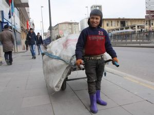 Suriyeli Çocuk Hurda Toplayarak Ailesini Geçindiriyor