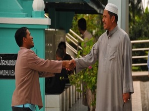 İspanya tokalaşmayan Müslümanları fişleyecek