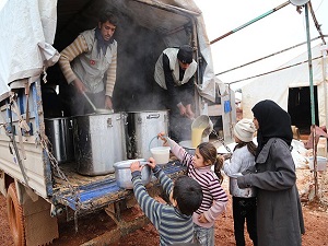 Suriye kamplarında sıcak yemek sevinci