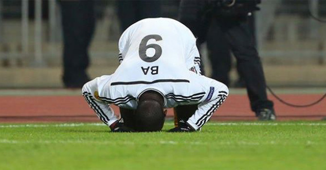 Demba Ba'nın namaz teşviği kampanyaya dönüştü