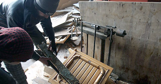 Kuşatma altındaki insanlar, ısınmak için mobilyaları yaktılar