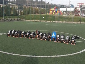 Minikler şampiyonluğu şükür secdesi ile kutladı