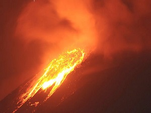 Endonezya'da Soputan Yanardağı faaliyete geçti