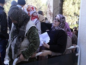 Suriyelilere Kıyafet Yardımı İzdihama Dönüştü