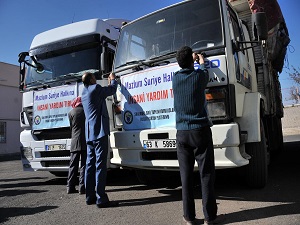 Şanlıurfa'dan Suriyelilere 400 tır yardım