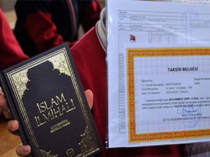 Valilikten öğrencilere karne hediyesi 'İslam İlmihali'