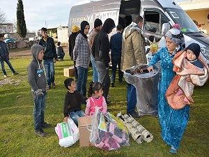 Yardım malzemeleri sığınmacılara ulaştırılıyor