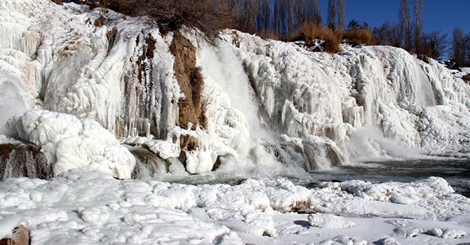 Muradiye Şelalesi dondu