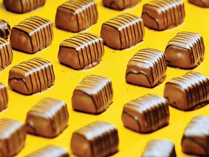 Trafik ekipleri çikolatayla karşıladı