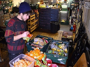 Çöpe gidecek malzemeler restoran menüsünde