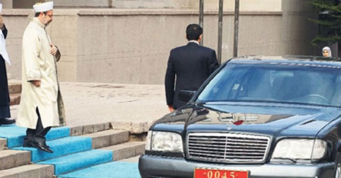 Mehmet Görmez'in makam aracı protestosu