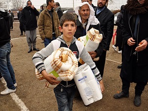 Yardım malzemeleri Suriyeli sığınmacılara ulaştırılıyor,