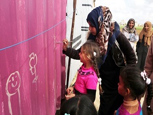 Gazzeliler savaşın izlerini fırça darbeleriyle renklendiriyor