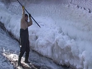 Elektrik Üretimi İçin Kars Çayı'ndaki Buzları Kırıyorlar