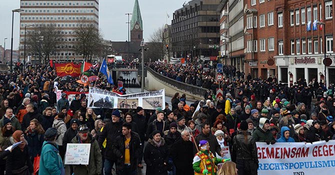Almanya'da İslam düşmanlarına karşı gösteri