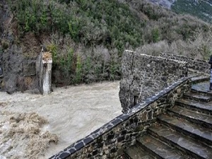 Yunanistan'daki Osmanlı emaneti yıkıldı