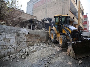 Metruk yapılar ya yıkılmalı, ya da kontrol altına alınmalı