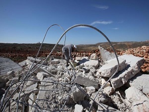 İsrail buldozerlerle Filistinlilere ait bazı mülkleri yıktı