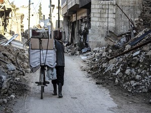 Suriyeliler ısınabilmek için enkazlardan yakacak topluyor