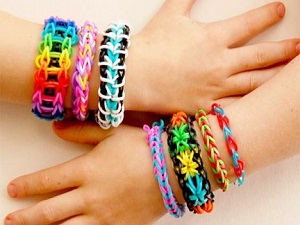 Renkli lastik bilekliklere dikkat!