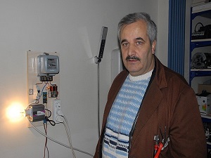 Kayıp kaçak elektriği yaptığı cihazla önlüyor