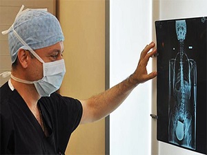 Skolyoz’da erken teşhis ağrılı ameliyattan kurtarabilir