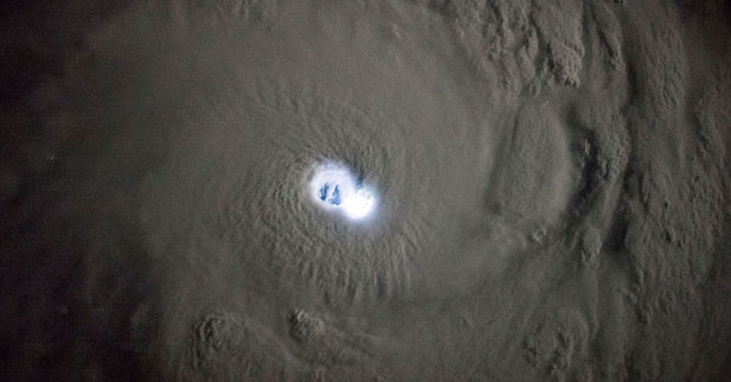 Kasırganın gözünü aydınlatan yıldırım