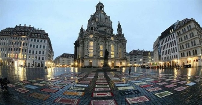 İslam karşıtlarının kalbine 175 seccade serdi