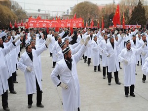Uygur imamlara danslı Çin işkencesi!