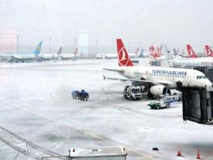 Kar hava trafiğini de vurdu! 93 sefer iptal oldu