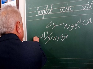 Edirne Valisi süt sloganını tahtaya Osmanlı Türkçesi ile yazdı