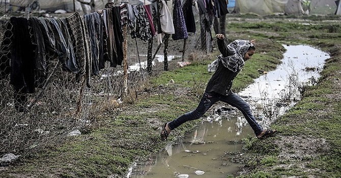 Suriyelilerin çamur altında yaşam mücadelesi