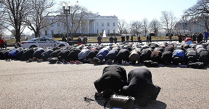 Beyaz Saray önünde Cuma namazı
