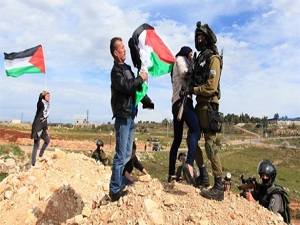 Filistinli yazara yurtdışı yasağı