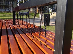 Romenler telefonlarını güneş enerjili ağaçlarda şarj ediyor