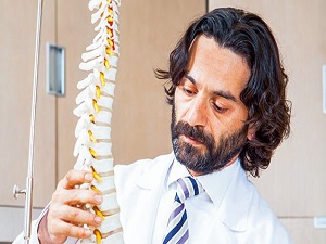 Bel bölgesini sıkan elbiseler omurga eğriliği yapıyor