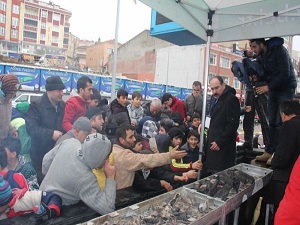 5 ton hamsinin dağıtıldığı festivalde izdiham yaşandı