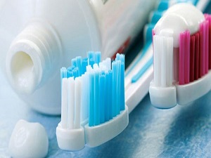 İlk süt dişi çıktığında dişler fırçalanmaya başlamalı