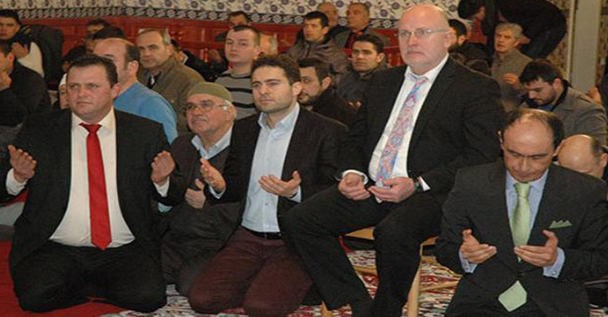 Alman Belediye Başkanı el açıp dua etti