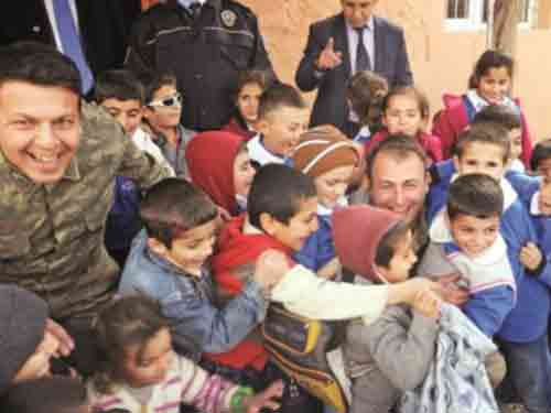 Çocuklar üşürken karakolda ısınmaya gönlü elvermedi