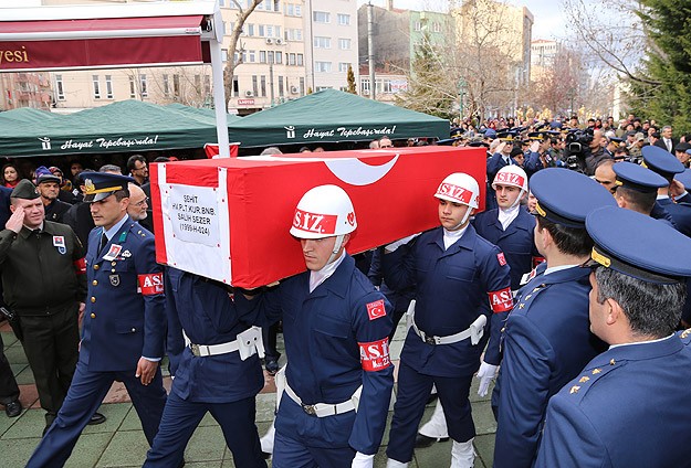Şehit pilotlar son yolculuklarına uğurlandı