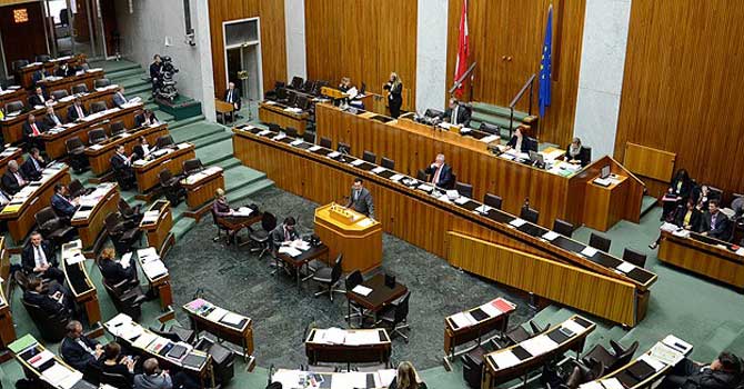 Müslümanların itirazına rağmen İslam Yasası onaylandı