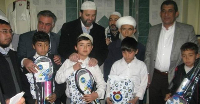 Öğrenciler hediyelerle cemaatle namaza özendiriliyor