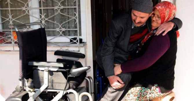 15 yıldır engelli eşini kucağında taşıyor