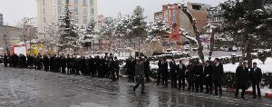 Van'ın yeni Valisi için eksi 2 derecede karşılama kuyruğu