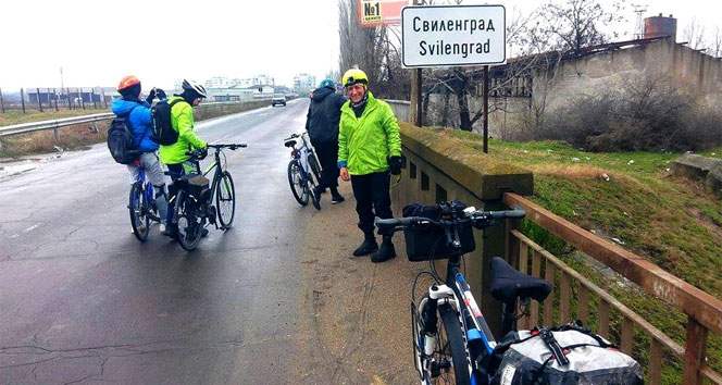 Bisikletle 3 ülkeyi 9 saatte turladılar