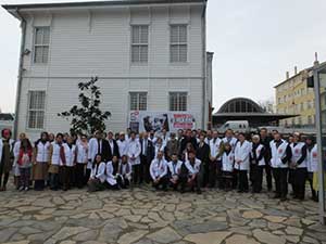 Maaşlarını Suriyeli doktorlarla paylaşıyorlar